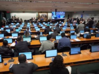 A proposta prevê a redução gradual da jornada de trabalho para 36 horas semanais ao longo de 10 anos. Já a PEC 8/2025, apensada ao texto, propõe jornada de 36 horas com escala de quatro dias de trabalho por semana.