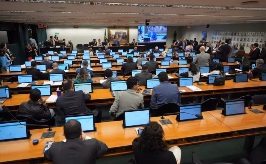 CCJ adia votação da PEC da redução da jornada de trabalho